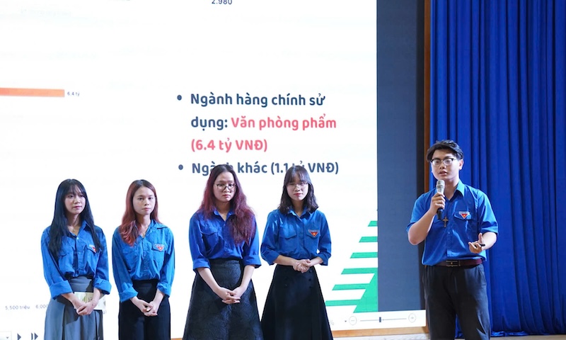 Các đội thi trình bày dự án khởi nghiệp của mình. Ảnh: Nguyễn Linh