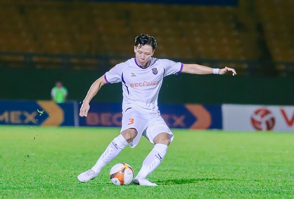 Trung vệ Quế Ngọc Hải trải qua một mùa giải đầy khó khăn trong màu áo Bình Dương. Ảnh: Bình Dương FC