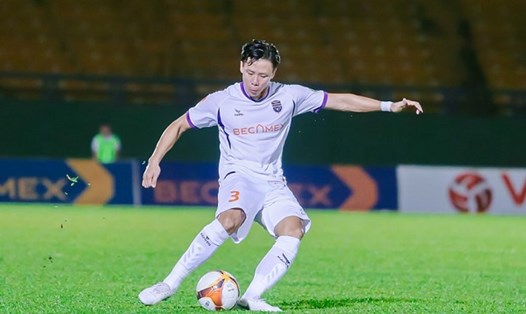 Trung vệ Quế Ngọc Hải trải qua một mùa giải đầy khó khăn trong màu áo Bình Dương. Ảnh: Bình Dương FC