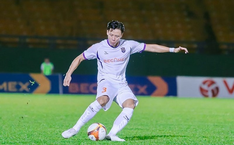 Trung vệ Quế Ngọc Hải trải qua một mùa giải đầy khó khăn trong màu áo Bình Dương. Ảnh: Bình Dương FC