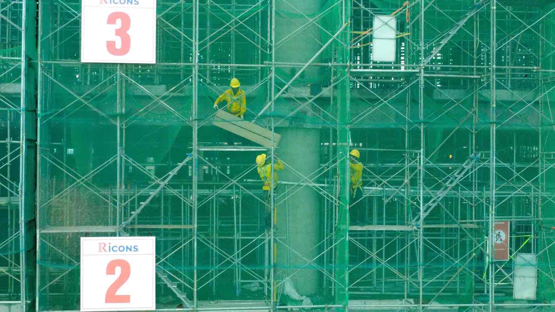 Workers constructing the Long Thanh airport passenger terminal ensure labor safety. Photo: HAC