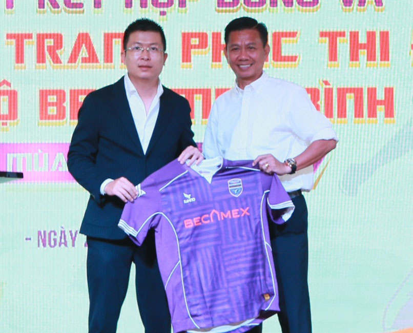 Coach Hoang Anh Tuan (right) is determined to bring Binh Duong success in the 2024-2025 season. Photo: Thanh Vu