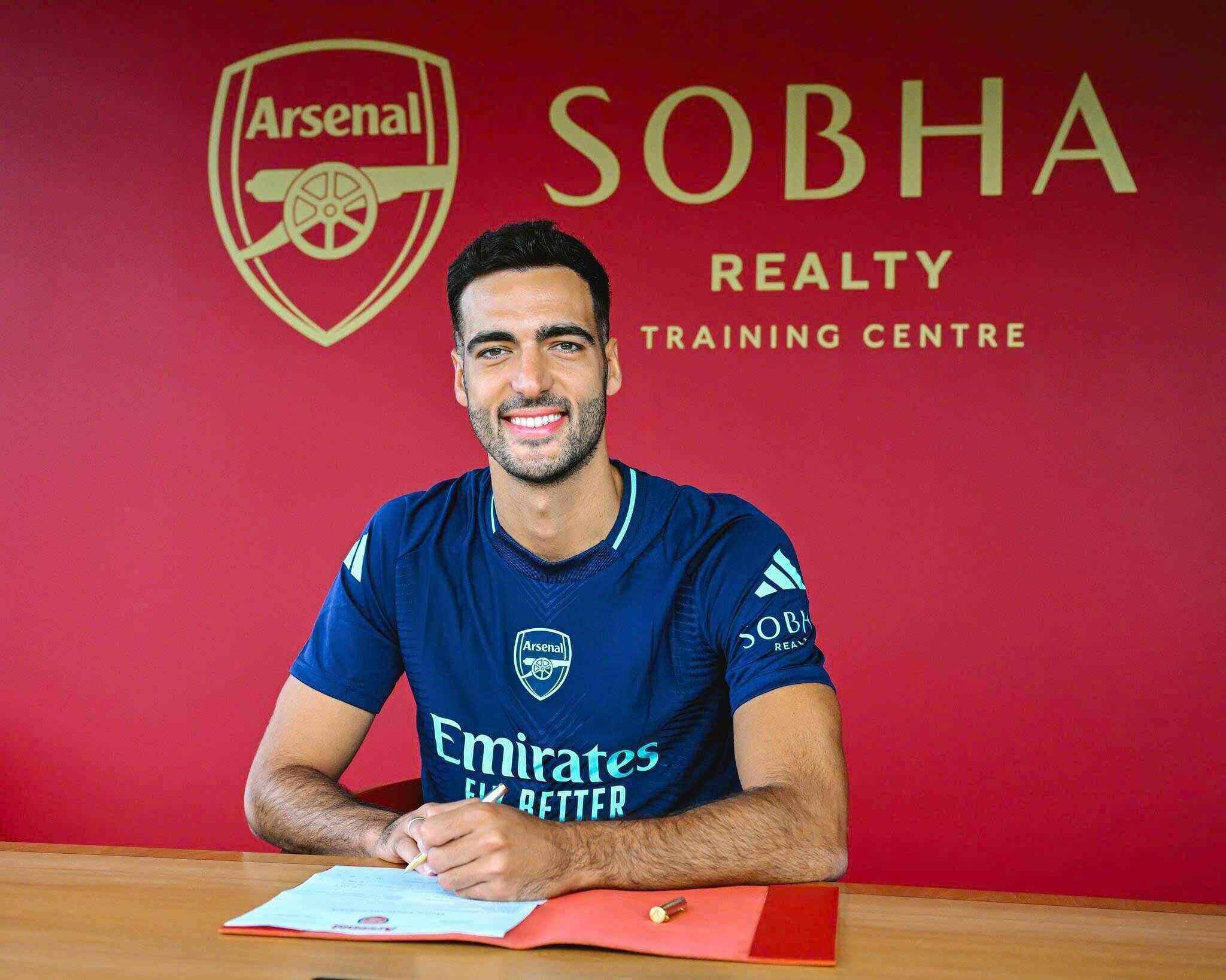 Mikel Merino trong buổi lễ ra mắt Arsenal.  Ảnh: ARS 