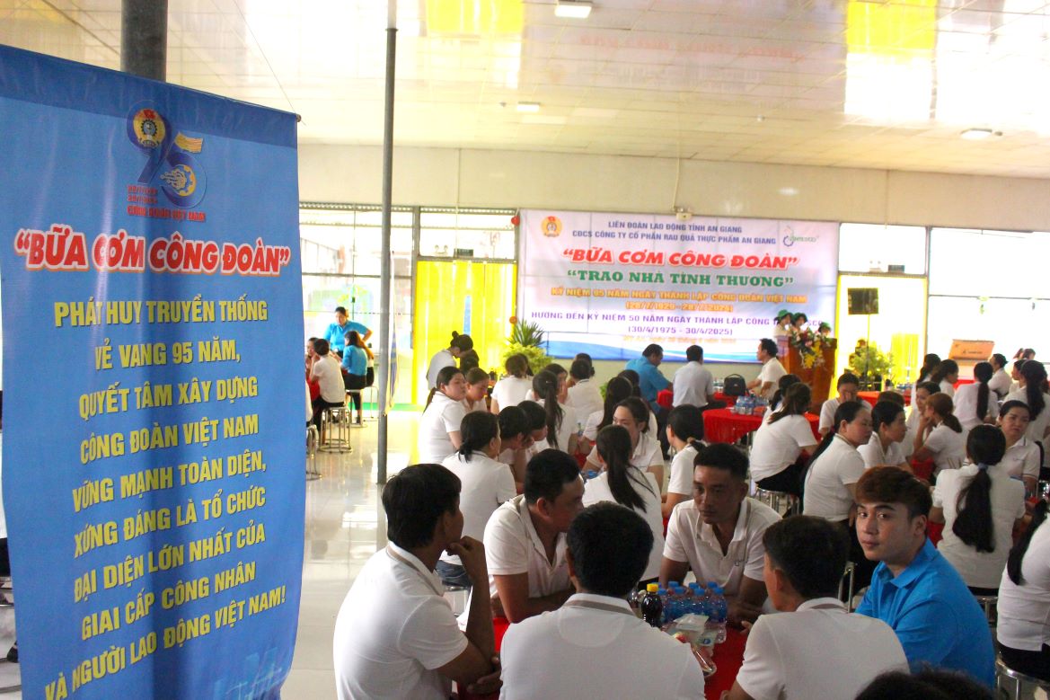 On August 29, 2024, the An Giang Provincial Federation of Labor coordinated with the Board of Directors and the Trade Union of An Giang Vegetables and Foodstuffs Joint Stock Company to organize a Trade Union Meal for 287 union members, workers and laborers working at My An Factory, Cho Moi District. Photo: Luc Tung