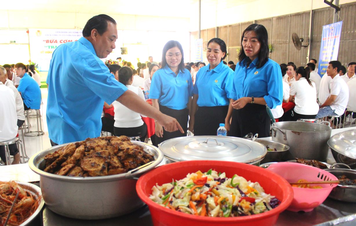 Lãnh đạo LĐLĐ tỉnh và Công đoàn cơ sở kiểm tra bếp chế biến các món ăn trước giờ ăn. Ảnh: Lục Tùng 