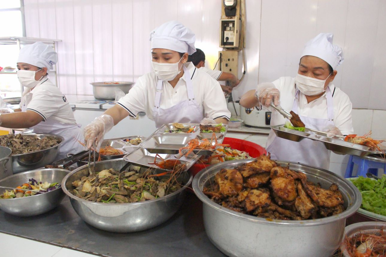 The kitchen of My An Factory complies with food safety regulations. Photo: Luc Tung