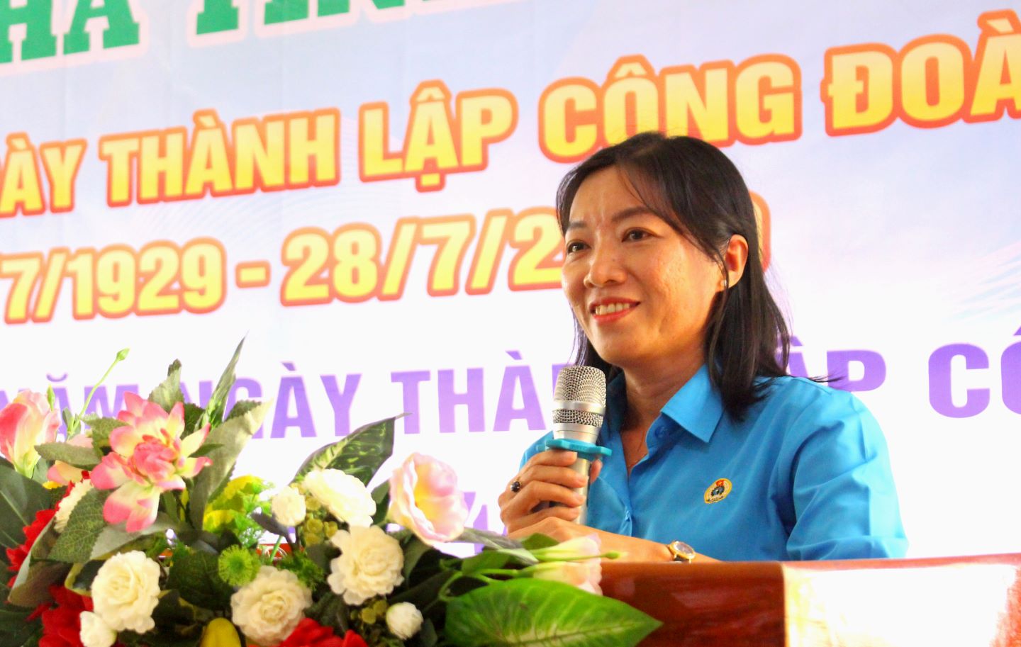 Ms. Lu Thi Kim Thuy - Vice President of An Giang Provincial Labor Federation delivered a congratulatory speech to union members, workers and laborers participating in the Union Meal. Photo: Luc Tung