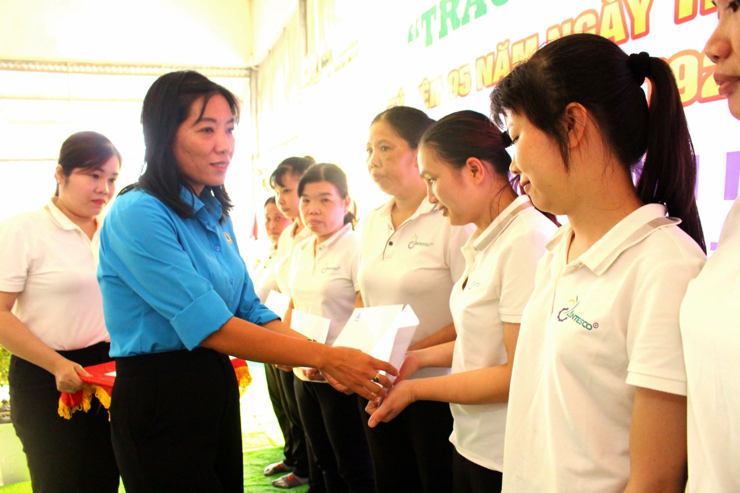 On behalf of the leaders of the An Giang Provincial Federation of Labor, Ms. Lu Thi Kim Thuy presented 20 gifts to union members, workers and laborers in difficult circumstances. Photo: Luc Tung