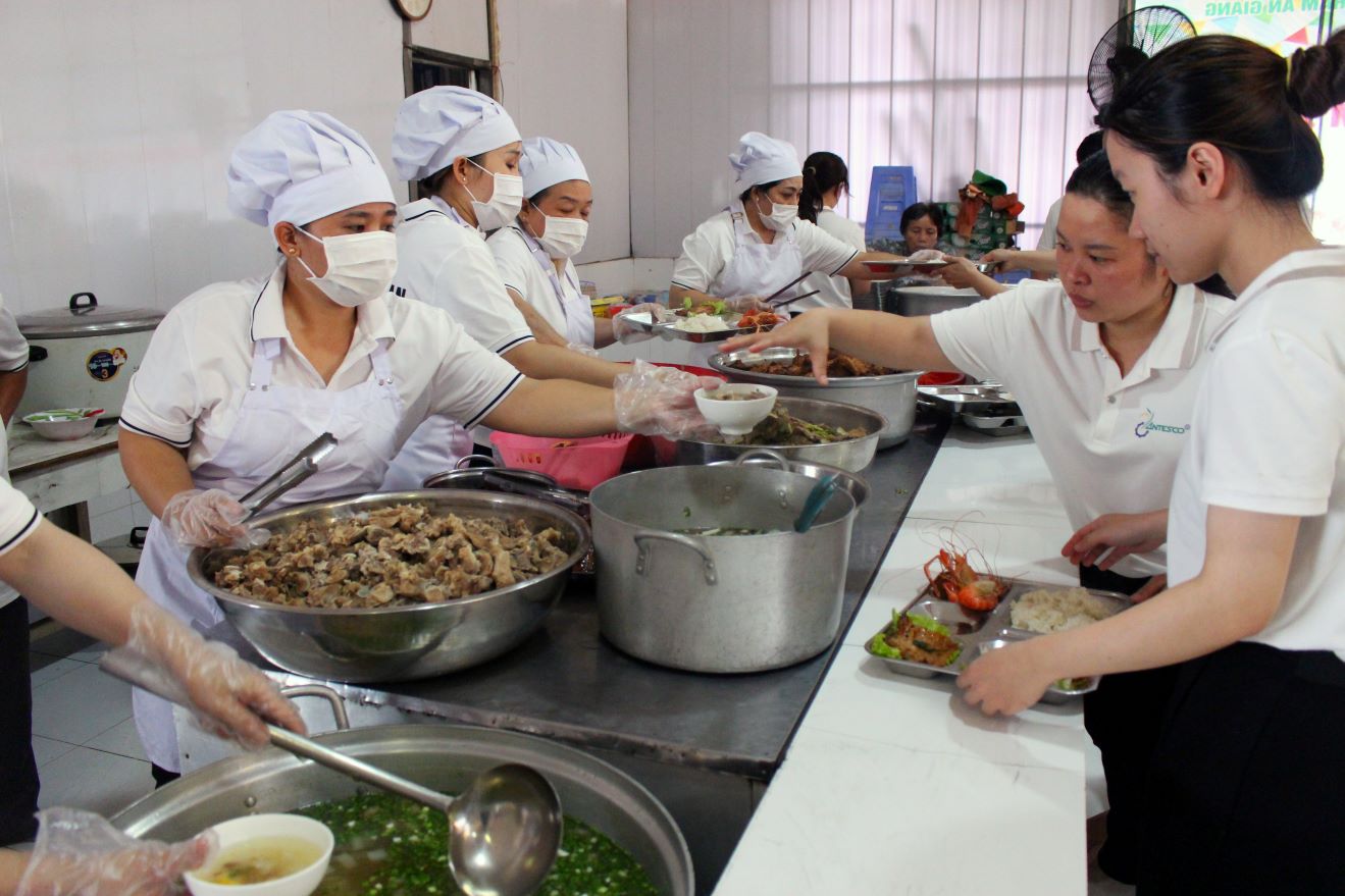 Union members, workers and laborers receive food at the Union Meal event. Photo: Luc Tung