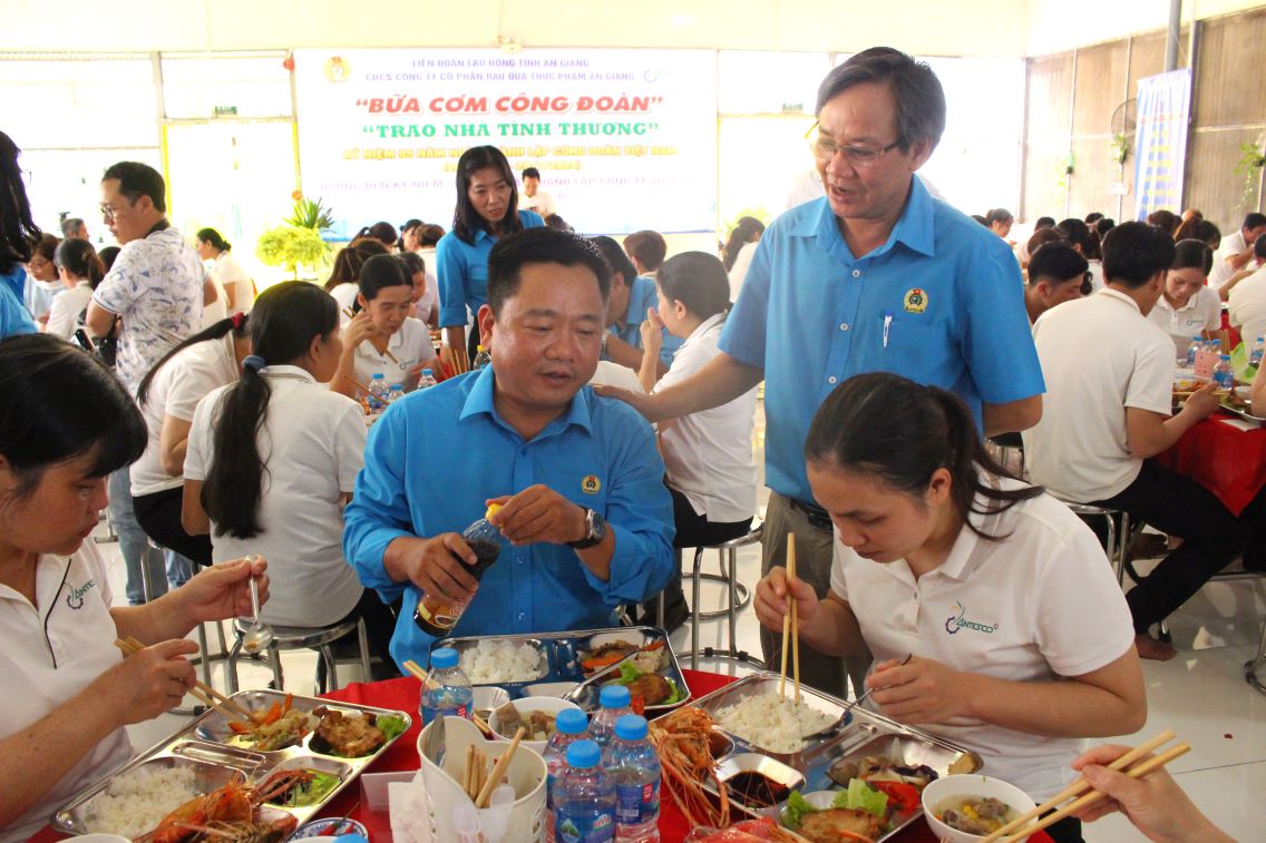 Chủ tịch LĐLĐ huyện Chợ Mới Ngô Hữu Lễ thân mật thăm hỏi đoàn viên trong Bữa cơm Công đoàn. Ảnh: Lục Tùng