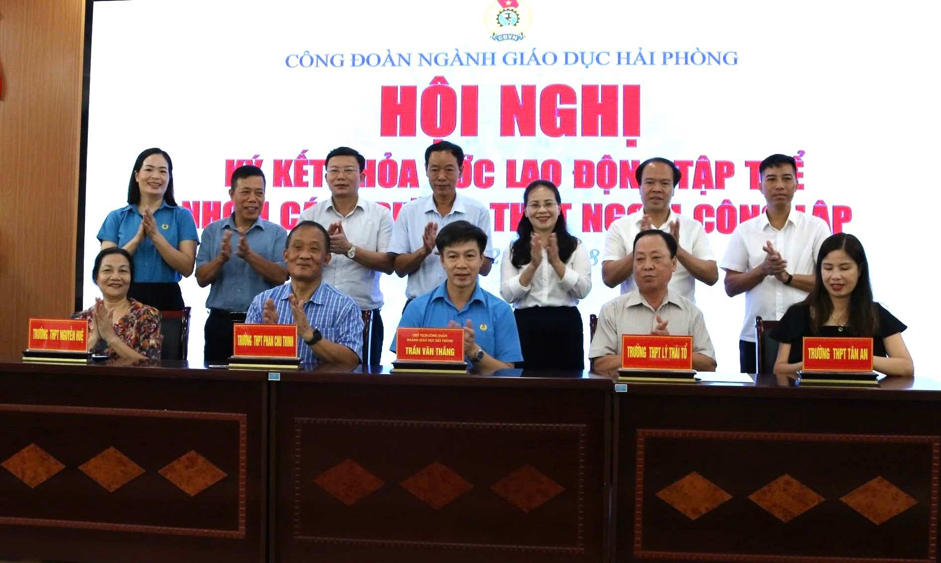 Các đơn vị kí kết thỏa ước nhóm trường THPT ngoài công lập Hải Phòng. Ảnh: Minh Khuê