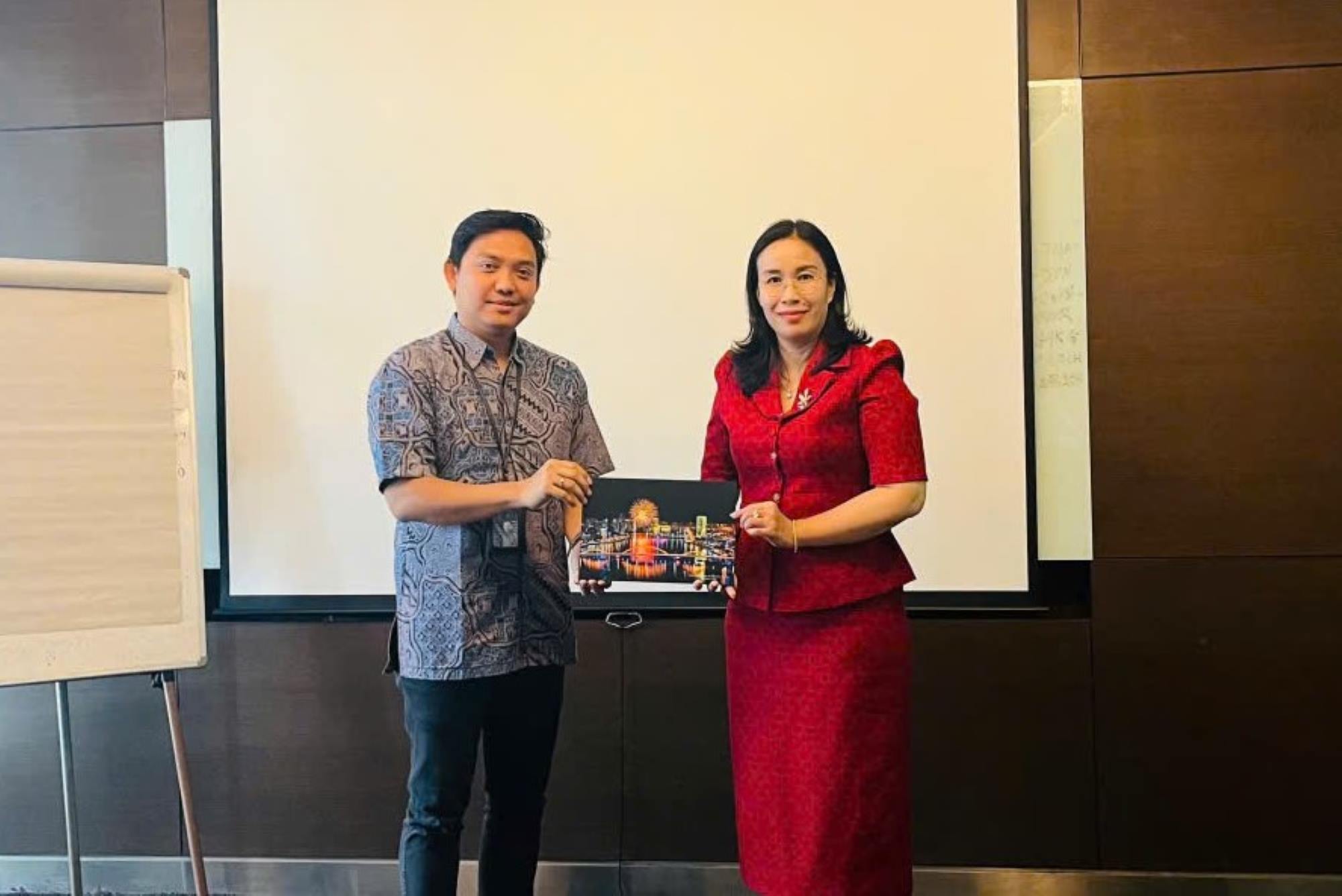 Bà Nguyễn Thị Anh Thi, Phó Chủ tịch UBND TP, làm việc với các hãng hàng không của Indonesia để xúc tiến đường bay trực tiếp đến Đà Nẵng. Ảnh: VP