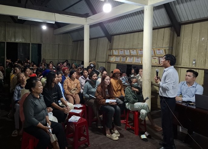 Dak Lak provincial officials promote job introductions and support for labor export for people in remote areas. Photo: Bao Trung