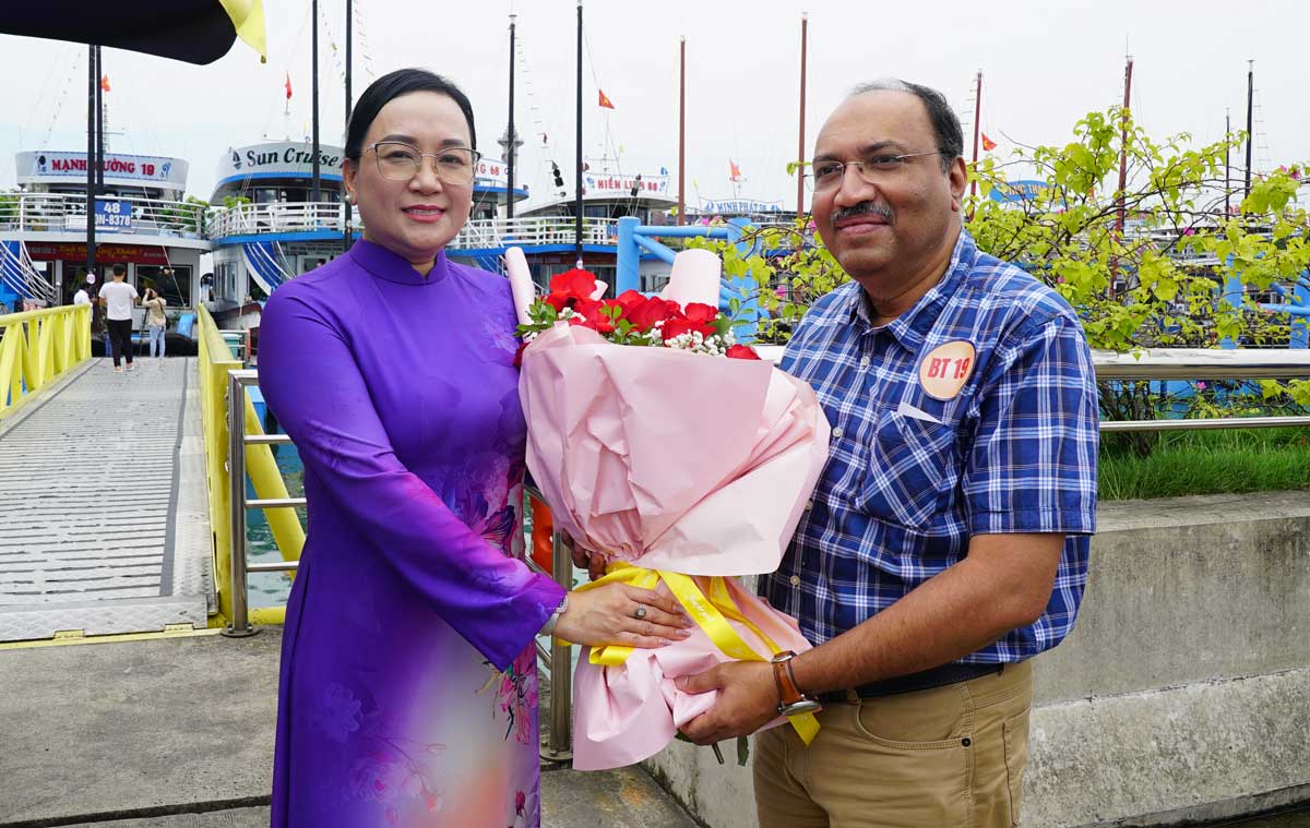 Bà Nguyễn Huyền Anh - Giám đốc Sở Du lịch tỉnh Quảng Ninh - đón và tặng hoa cho đoàn du khách Ấn Độ tại Cảng tàu khách quốc tế Hạ Long. Ảnh: Đoàn Hưng