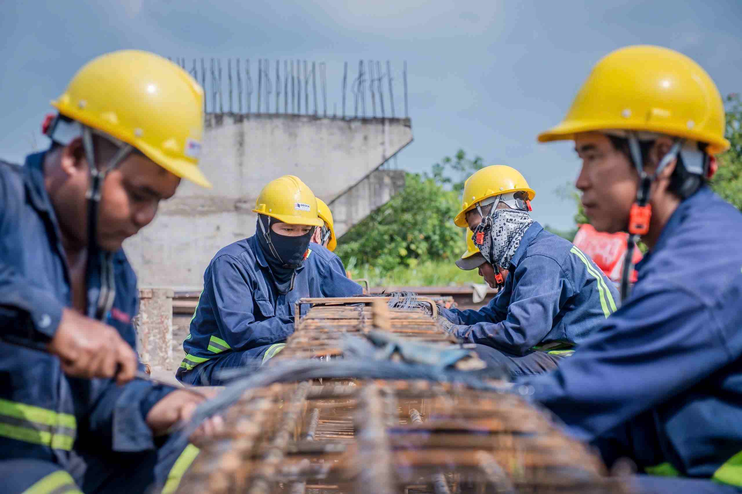Workers are trying to overcome the sun and rain at the construction site. Photo: TDDC