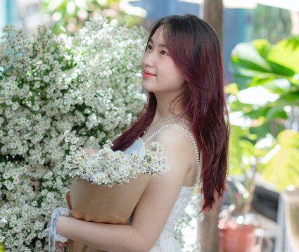 Many young people in Da Nang also have their own autumn-style photo albums in Hanoi that many people enjoy. Photo: Mai Huong