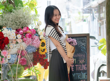 Photos of many young people on their wedding cars have quickly become a trend on social networking sites. Photo: Mai Huong