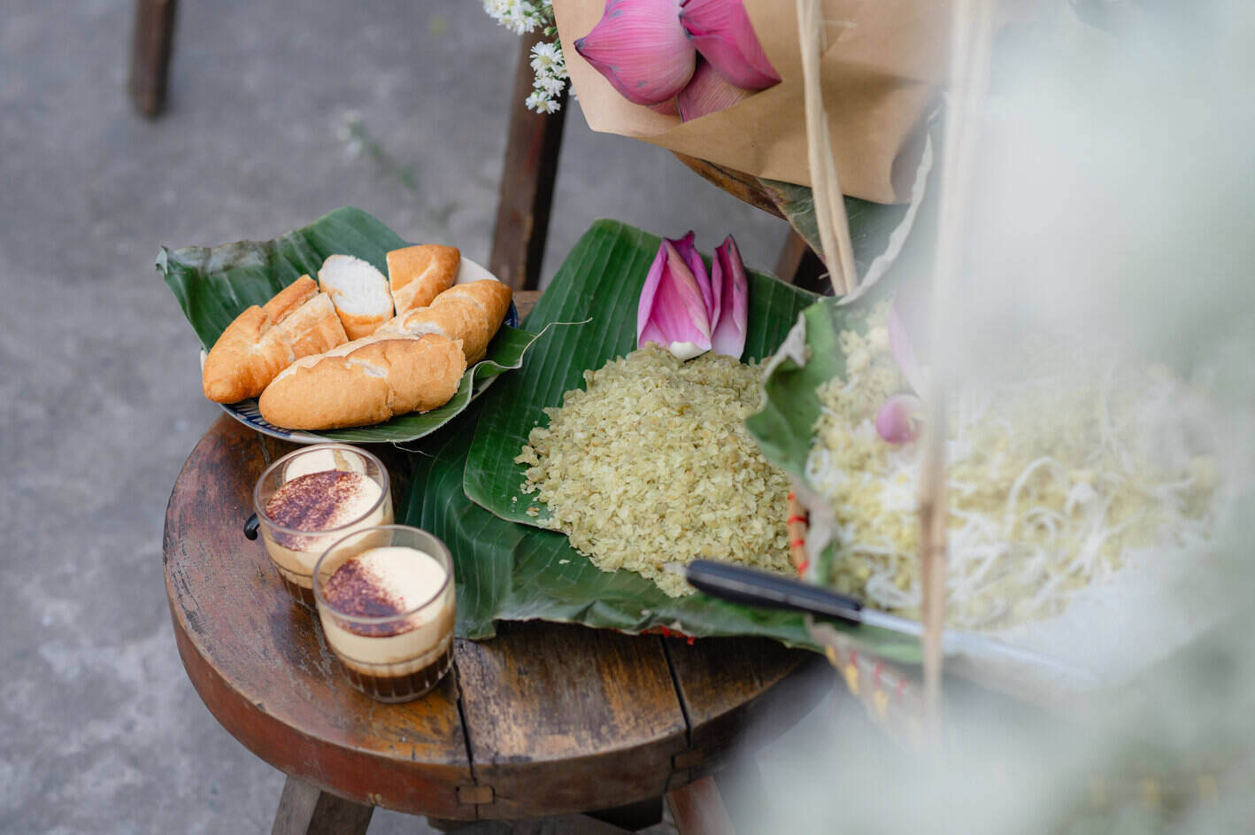 Sticky rice wrapped in lotus leaves is a dish chosen by many people when experiencing the autumn atmosphere of Hanoi. Photo: Mai Huong