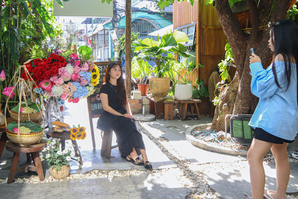 Early in the morning, many young people were present at a coffee shop on Phan Thanh Tai Street (Hai Chau District, Da Nang City) to take photos. Photo: Mai Huong