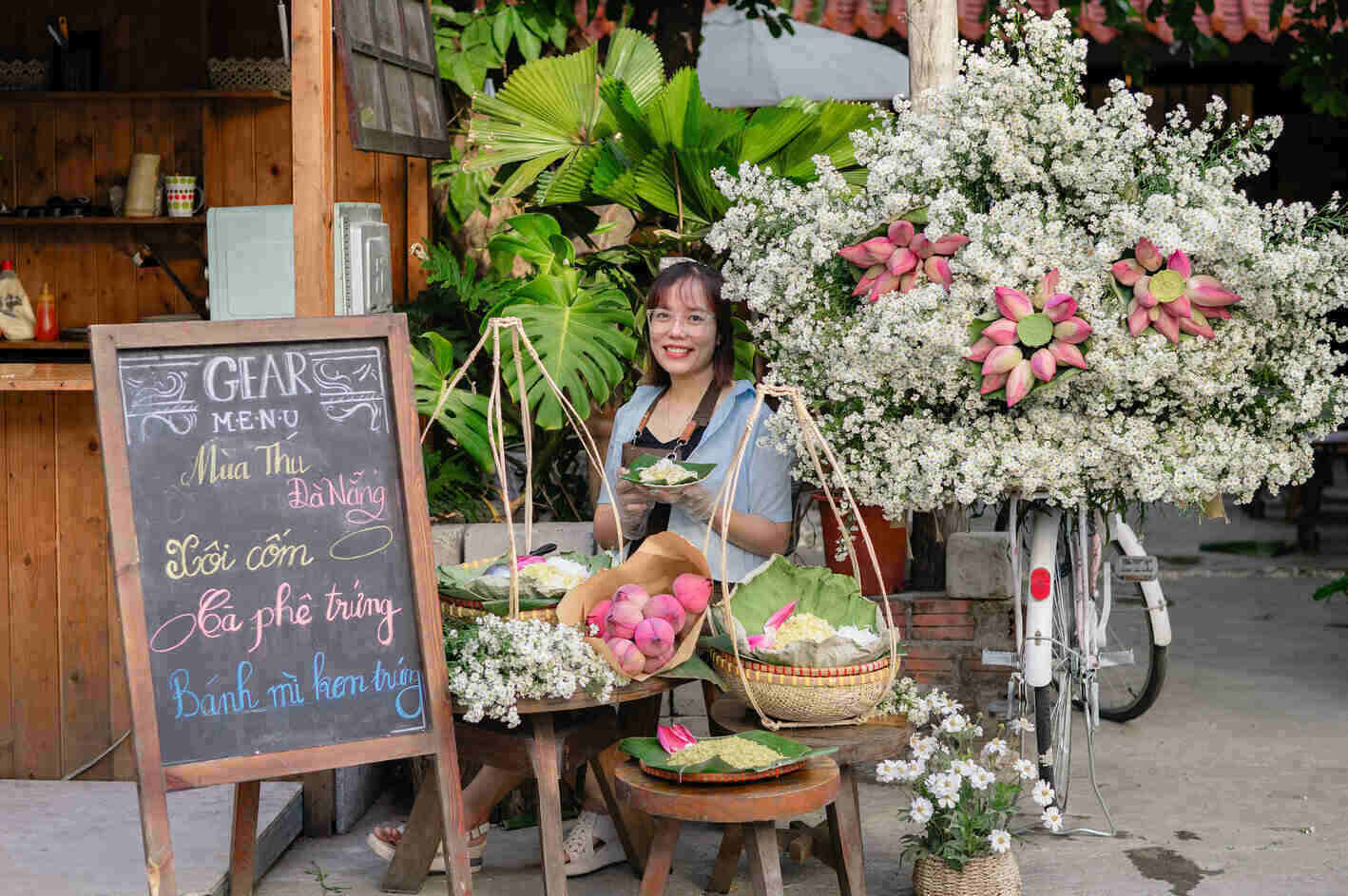 Although it is not yet autumn, many coffee shops and milk tea shops in Da Nang City have decorated unique check-in corners with flower carts and green rice, attracting many young people to experience. Photo: Mai Huong