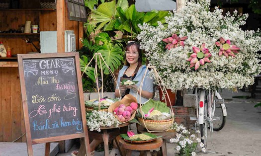 Dù chưa đến mùa thu nhưng tại nhiều quán cà phê, trà sữa ở TP Đà Nẵng đã trang trí các góc check-in độc đáo với xe hoa, xôi cốm thu hút đông đảo giới trẻ đến trải nghiệm. Ảnh: Mai Hương