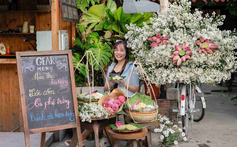 Dù chưa đến mùa thu nhưng tại nhiều quán cà phê, trà sữa ở TP Đà Nẵng đã trang trí các góc check-in độc đáo với xe hoa, xôi cốm thu hút đông đảo giới trẻ đến trải nghiệm. Ảnh: Mai Hương