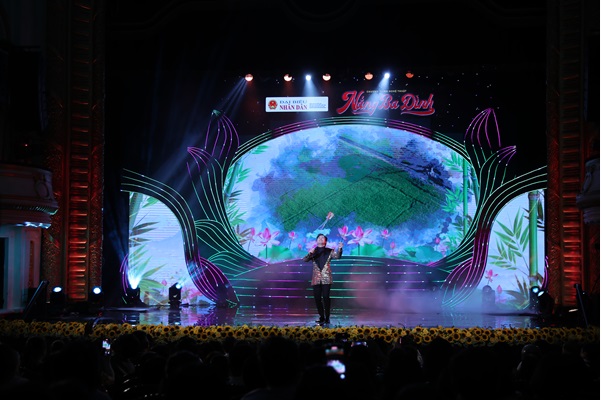 Singer Tung Duong performs at the show. Photo: