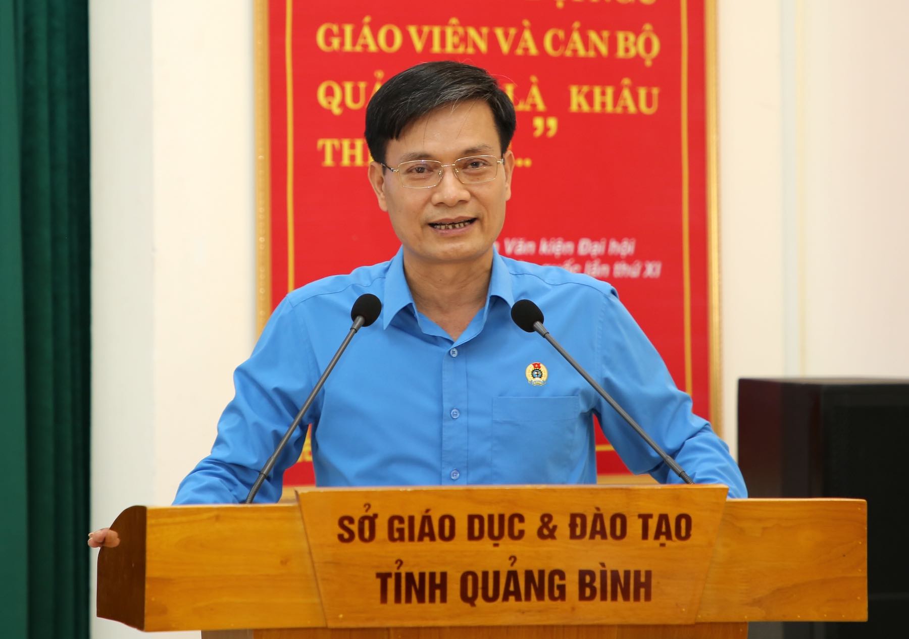 Vice President of Quang Binh Provincial Federation of Labor Vo Van Tien speaks at the conference. Photo: Cong Sang