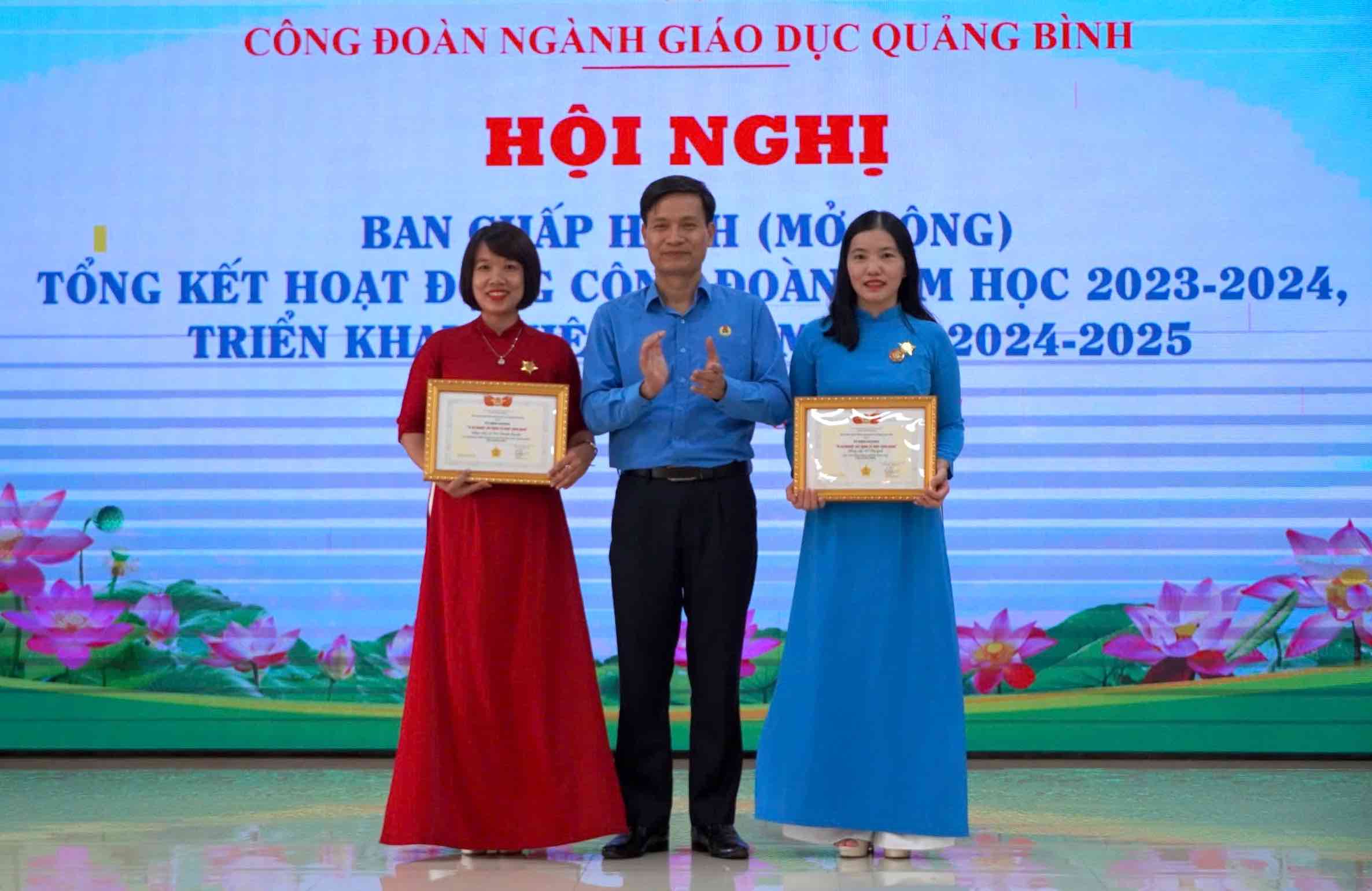 Phó Chủ tịch LĐLĐ tỉnh Quảng Bình trao kỷ niệm chương "Vì sự nghiệp xây dựng tổ chức Công đoàn" cho các cá nhân. Ảnh: Công Sáng