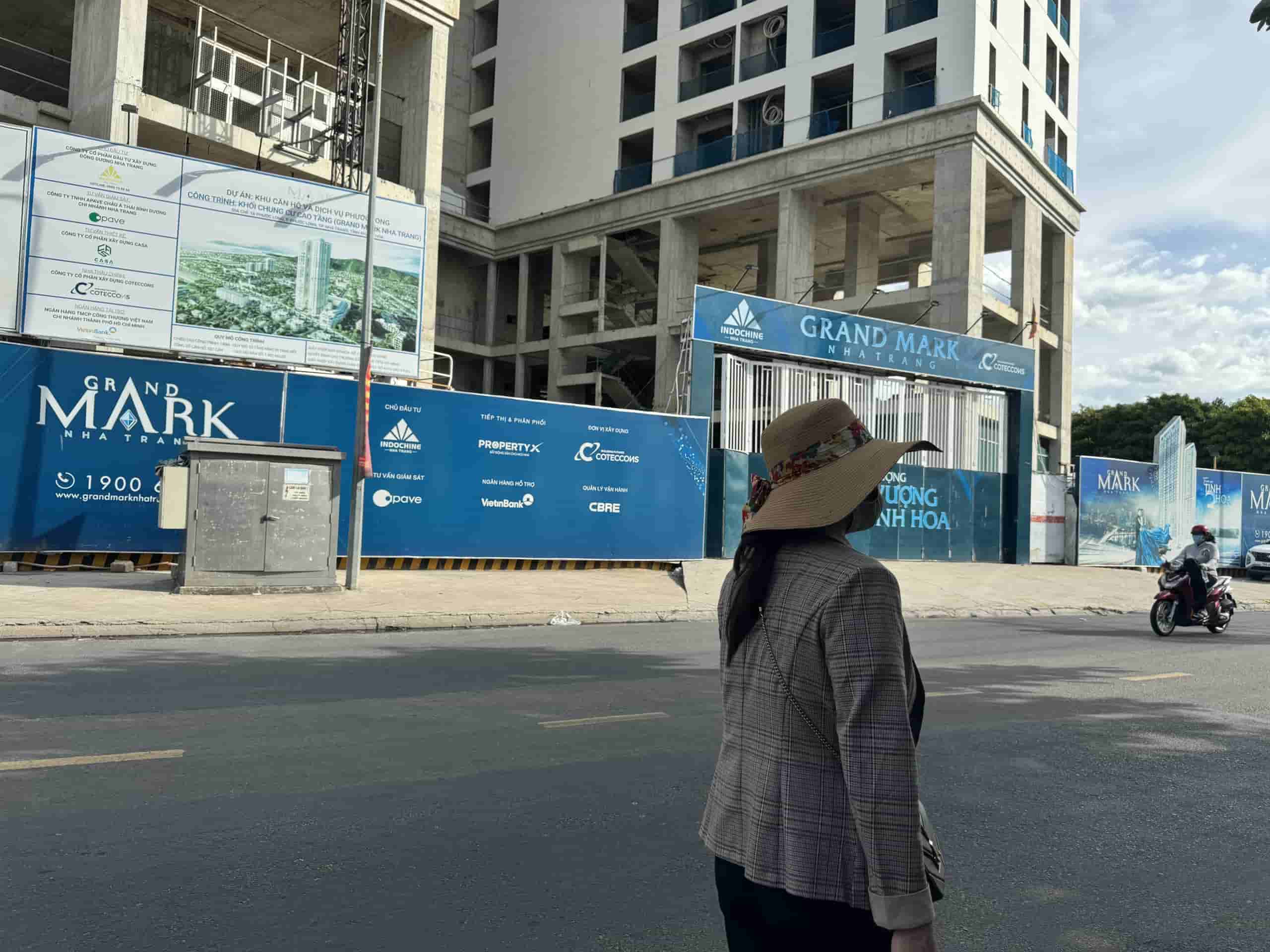 Nhà thầu thi công dự án Grand Mark Nha Trang nợ lương người lao động trong thời gian dài. Ảnh: Hữu Long