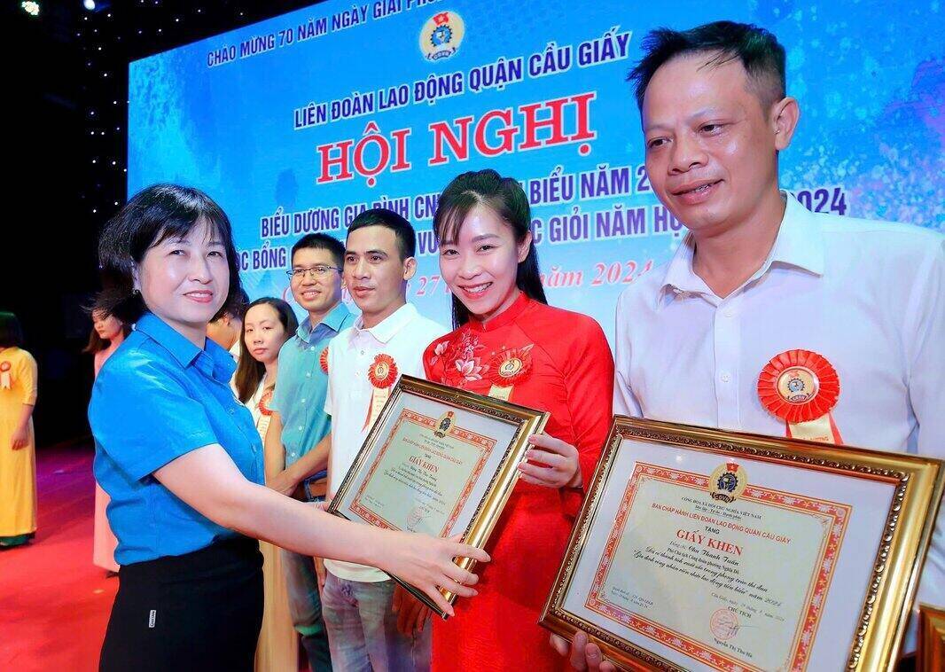 Bà Nguyễn Thị Thu Hà - Chủ tịch LĐLĐ quận Cầu Giấy trao Giấy khen cho các gia đình tiêu biểu trong CNVCLĐ năm 2024. Ảnh: CĐQ