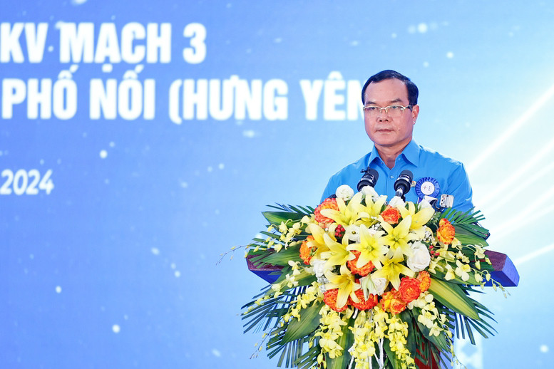 President of the Vietnam General Confederation of Labor Nguyen Dinh Khang speaks at the inauguration ceremony of the 500 kV power transmission line circuit 3 project from Quang Trach (Quang Binh province) to Pho Noi (Hung Yen province). Photo: VGP/Nhat Bac