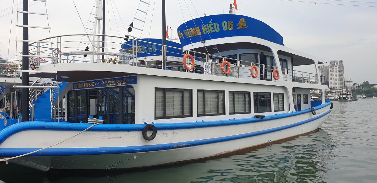 Daytime sightseeing boat on Ha Long Bay. Photo: Nguyen Hung