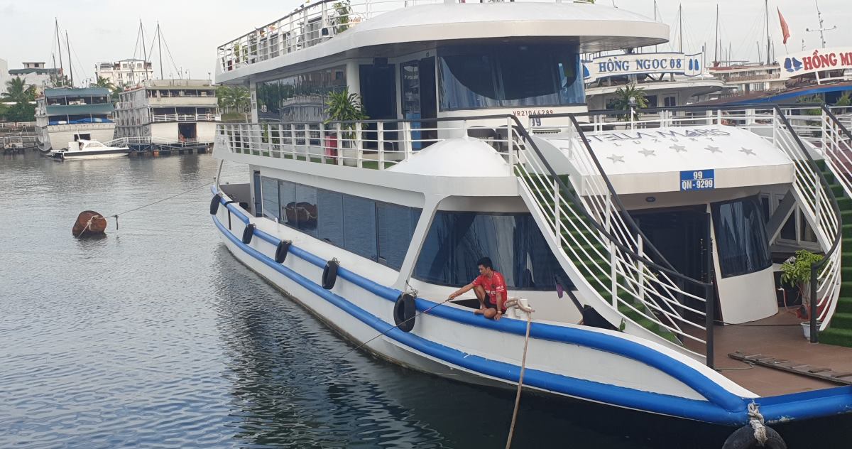 There is not much difference in design between the day tour boats in Ha Long Bay. Photo: Nguyen Hung