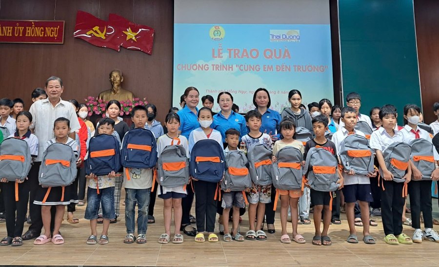 Lãnh đạo TP Hồng Ngự và LĐLĐ trao quà cho con CNVCLĐ. Ảnh: Mỹ Hòa