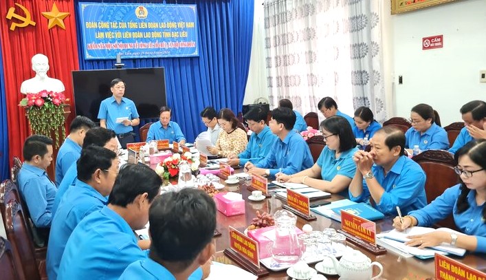 Đoàn công tác của Tổng LĐLĐ Việt Nam làm việc tại tỉnh Bạc Liêu. Ảnh: Nhật Hồ