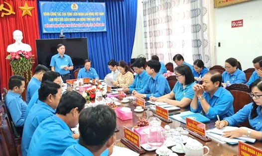 Đoàn công tác của Tổng LĐLĐ Việt Nam làm việc tại tỉnh Bạc Liêu. Ảnh: Nhật Hồ