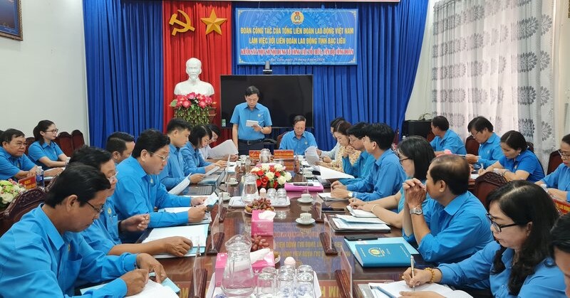 Vietnam General Confederation of Labor delegation works with Bac Lieu province. Photo: Nhat Ho