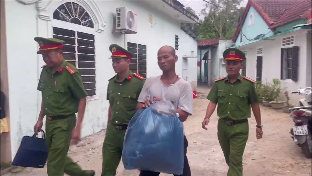 Công an bắt đối tượng trộm cắp tài sản. Ảnh: Công Quang.