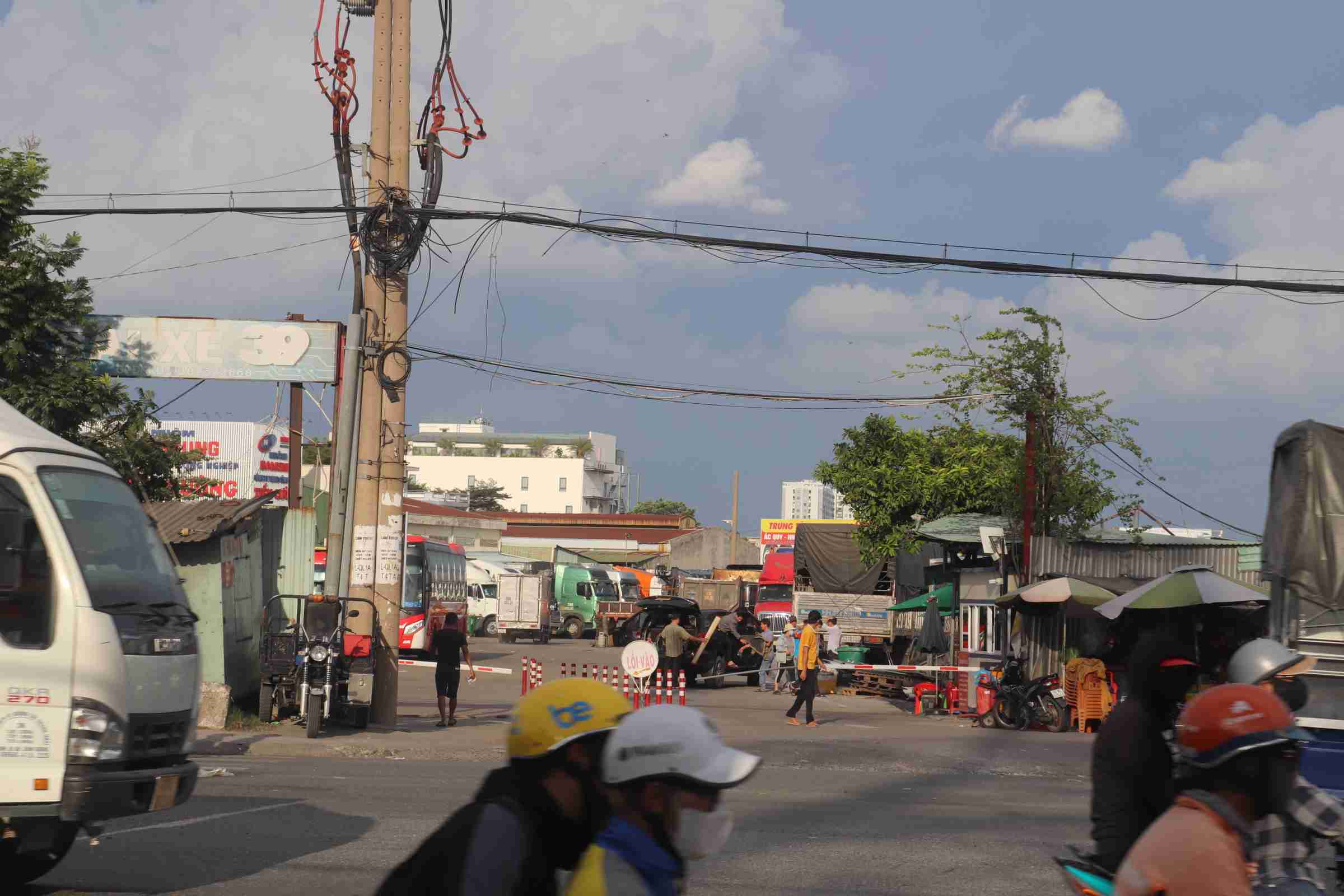 Bãi đỗ xe 39 tự ý đấu nối đường vào Quốc lộ 1A. Ảnh N.D