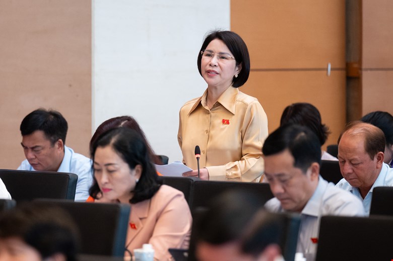 Đại biểu Trần Thị Nhị Hà (Đoàn TP Hà Nội) góp ý về vấn đề quản lý giá thuốc. Ảnh: Quốc hội