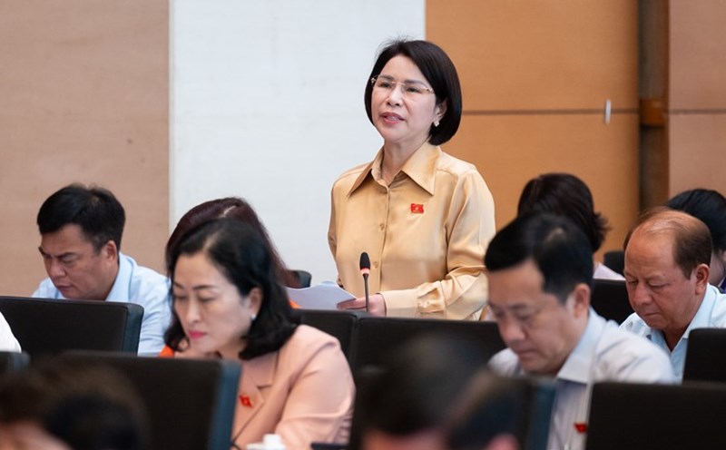 Đại biểu Trần Thị Nhị Hà (Đoàn TP Hà Nội) góp ý về vấn đề quản lý giá thuốc. Ảnh: Quốc hội