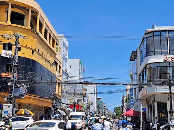 Dây điện ở Đà Nẵng chằng chịt trên đường dân sinh. Ảnh: Nguyễn Linh