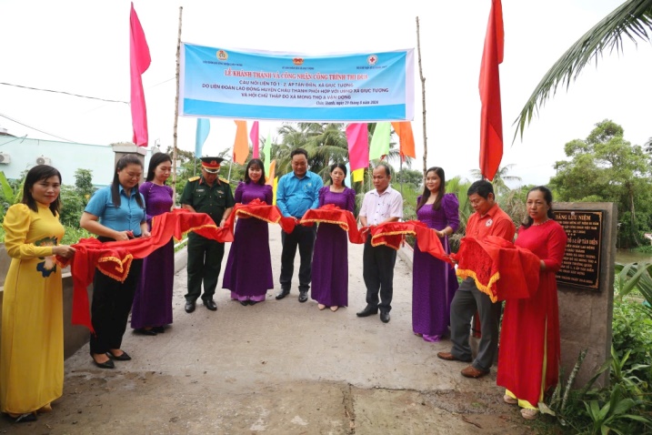 Ribbon cutting ceremony to inaugurate the bridge. Photo: Xuan Nhi