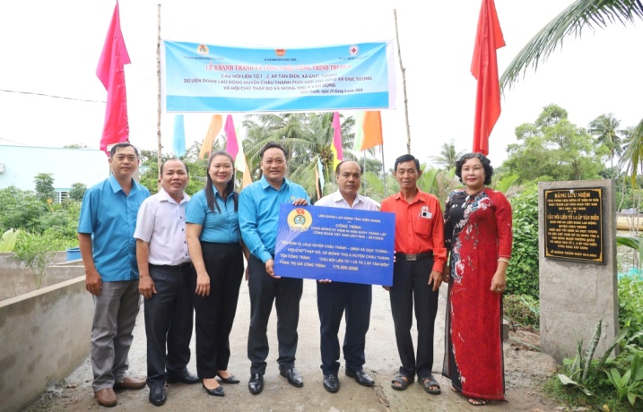 Gắn biển công trình thi đua cầu giao thông lập thành tích chào mừng các ngày lễ, các sự kiện quan trọng của đất nước và kỉ niệm 95 năm Ngày thành lập Công đoàn Việt Nam. Ảnh: Xuân Nhi