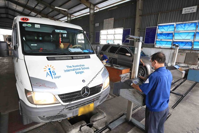 Cần kiểm tra kỹ giấy tờ khi mua xe ôtô cũ để tránh rắc rối. Ảnh: Tô Thế