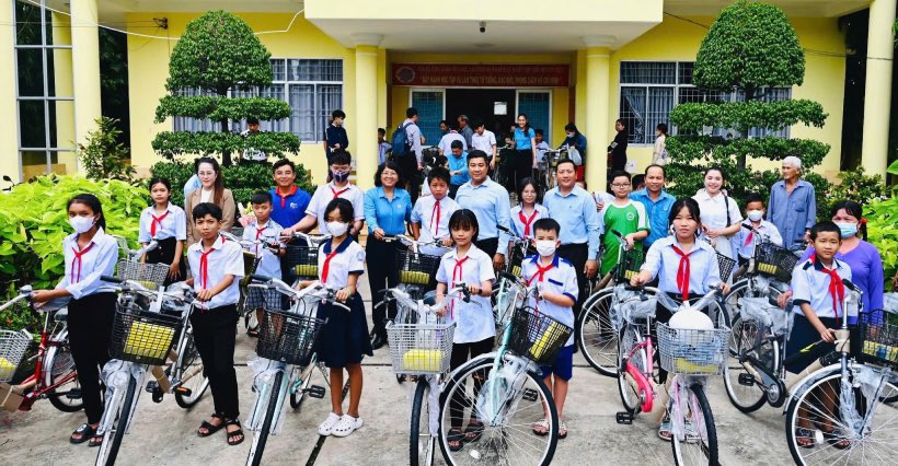 Trao tặng 80 suất học bổng và xe đạp cho các em học sinh là con em đoàn viên, người lao động có hoàn cảnh khó khăn vượt khó học giỏi trên địa bàn huyện Bến Lức. Ảnh: Nguyễn Thành