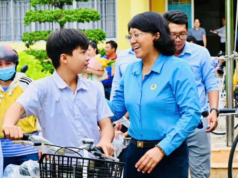 Ms. Le Thi Thu Cuc - Vice President of Long An Provincial Labor Federation - encouraged children of union members and workers to try hard to study. Photo: Nguyen Thanh