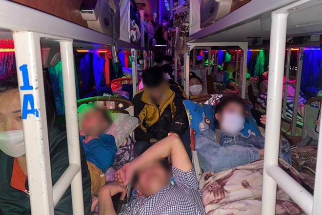 Dịp nghỉ lễ thường xuất hiện tình trạng nhồi nhét khách. Ảnh minh họa: Đội CSGT số 6