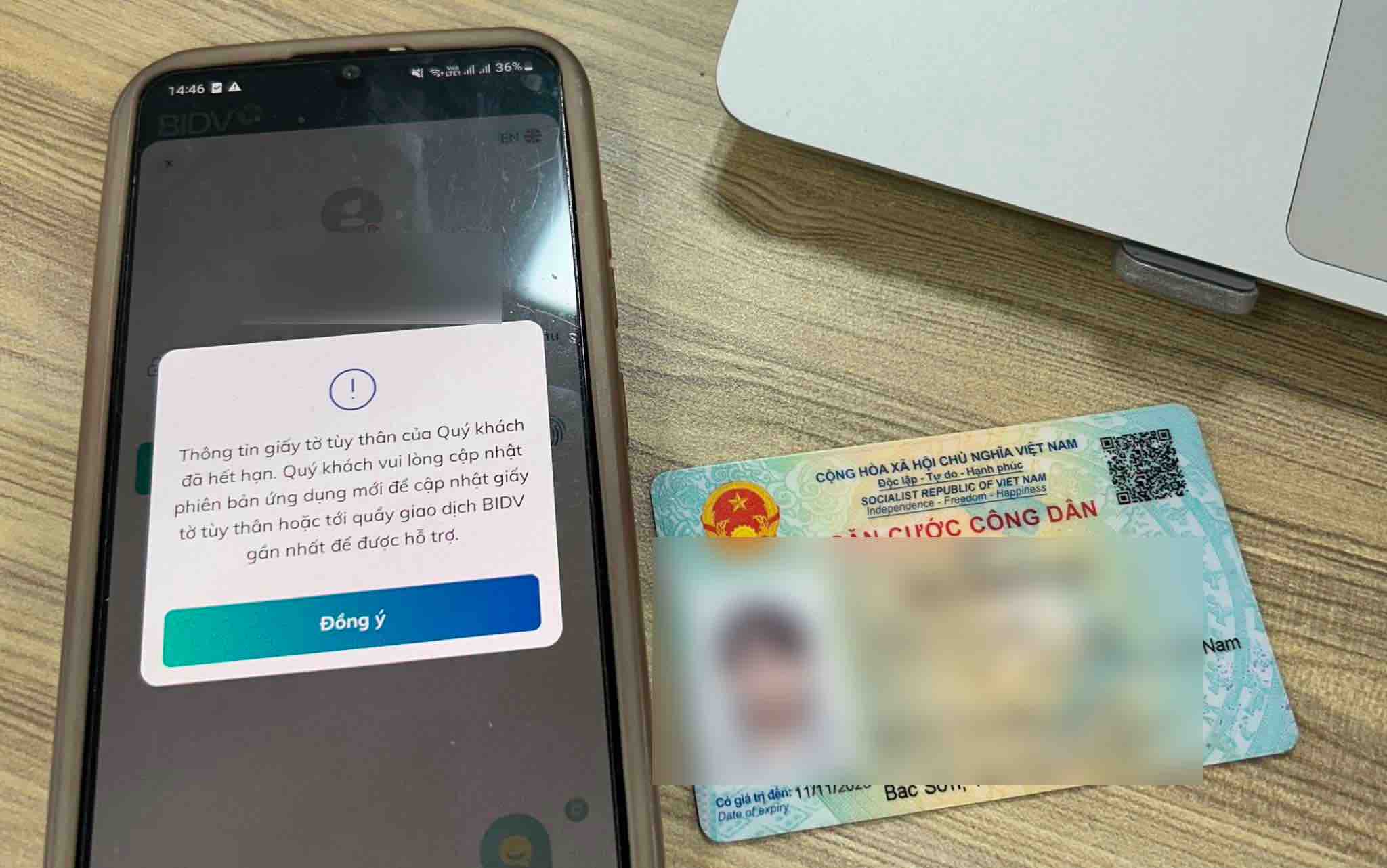 Ngân hàng thông báo với khách hàng khi giấy tờ tùy thân là Căn cước công dân hết hạn. Ảnh: Lương Hạnh 